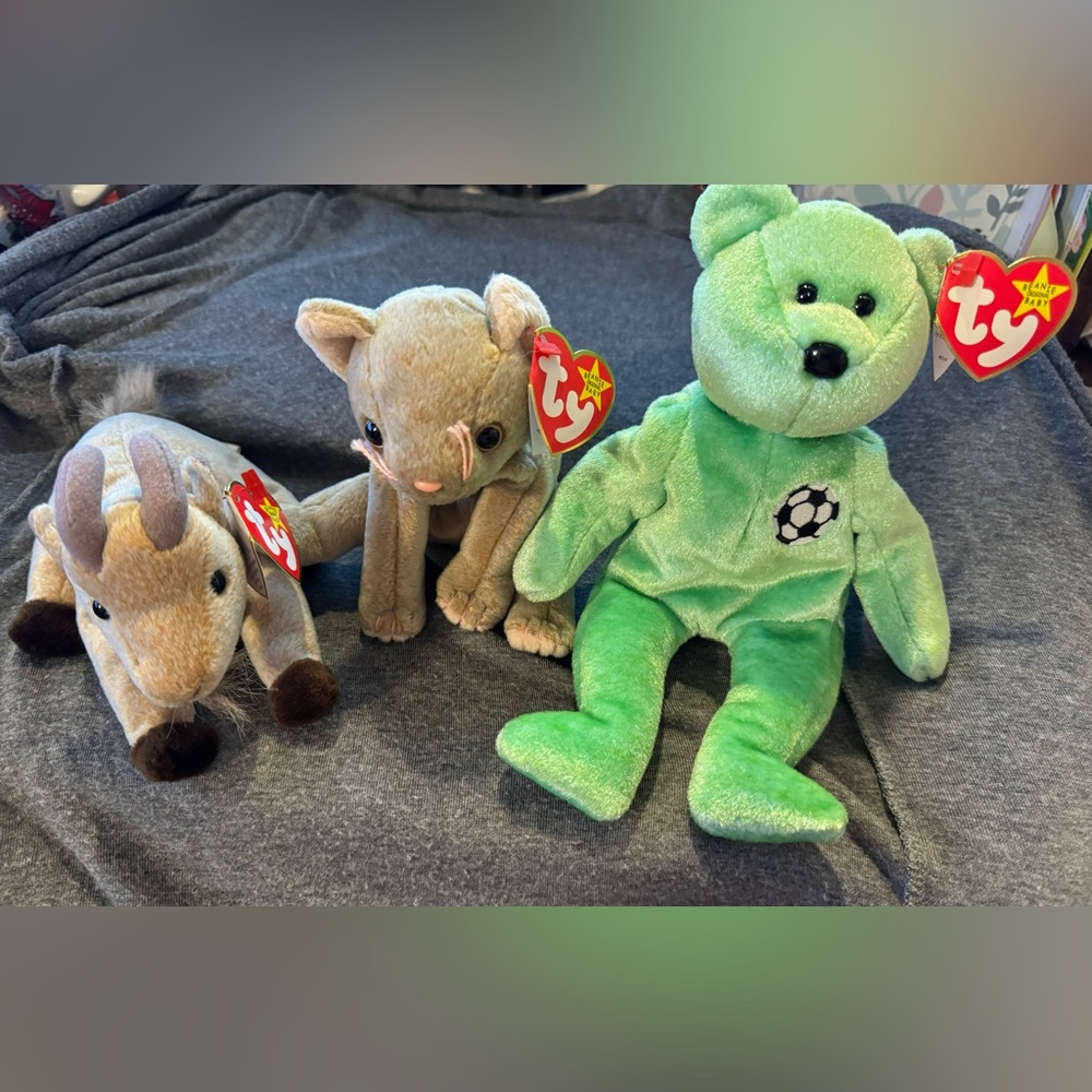 Set of 3 Beanie Babies from 1998 with original hang tags & hologram “bum” tags